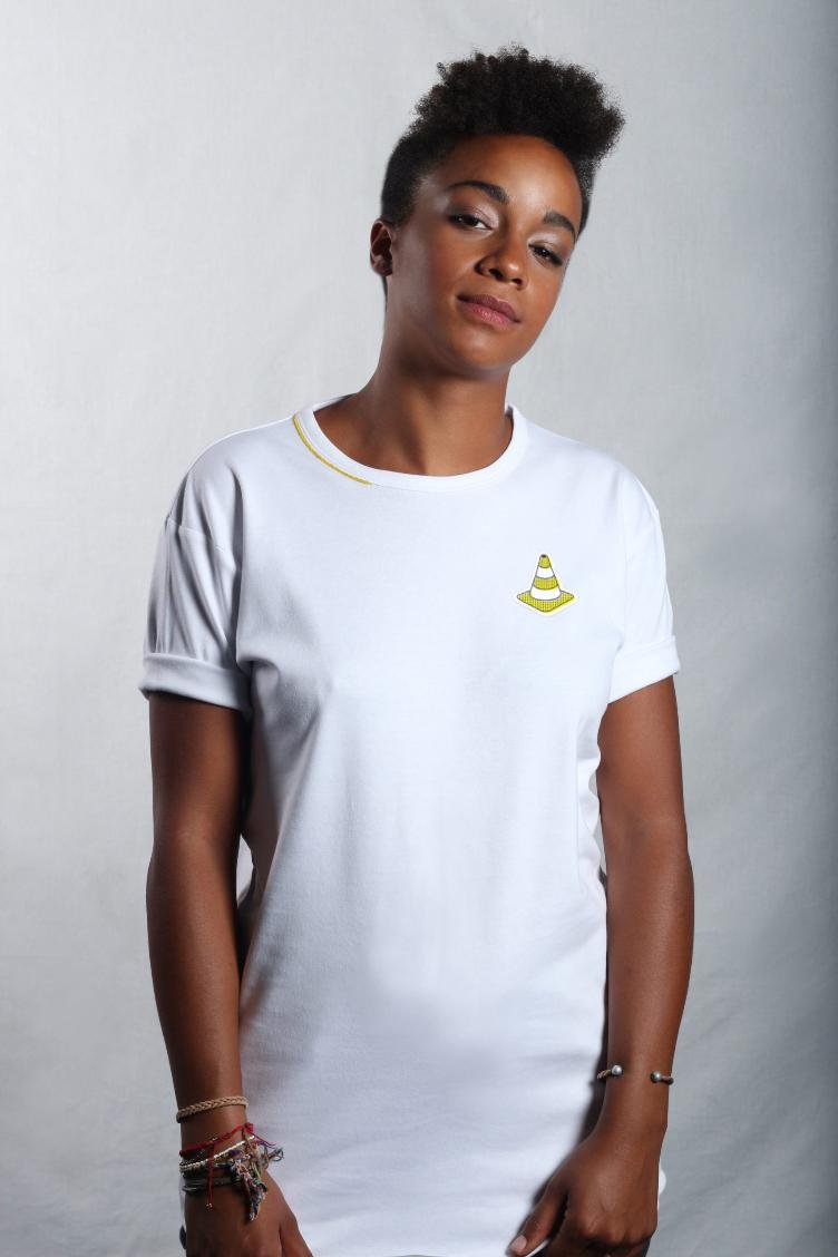 T-shirt Cone en coton organique, coupe femme, blanc - U/C par Eliran Ashraf